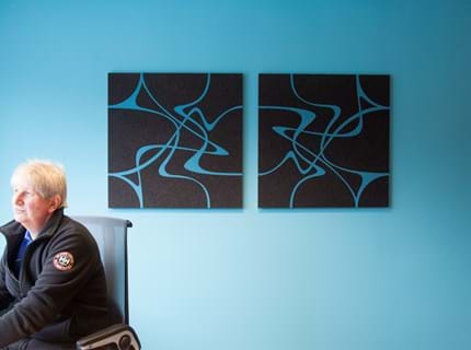 akustikmoduler Twister i filt på blå væg